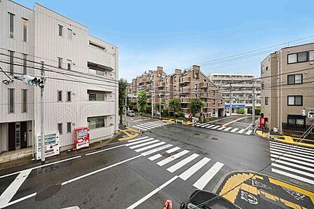 住戸からの眺望です。前面の建物とは距離が保たれており、低層階でありながら圧迫感を感じさせません。【住戸からの眺望】