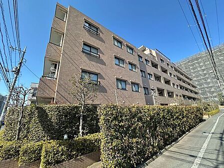 複数路線が利用できる便利な立地と専用庭が魅力の住まい。宅配ボックス等、便利な設備も利用可能です。【現地外観写真】