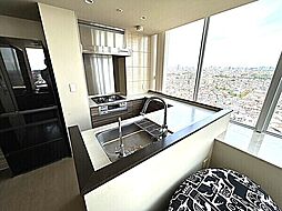 ※販売対象に家具・調度品は含まれません。作業動線が良いU字型キッチン。吊戸棚がなく、視界が広がりLDを見守りやすいです。