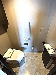 独立した手洗い器が備わった、スタイリッシュなトイレ。吊戸棚にトイレットペーパーなどを収納できます。【トイレ】