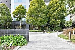 2012年2月築、三菱地所レジデンス分譲「ザ・パークハウス」シリーズ。敷地内は緑豊かです。【その他現地】