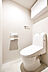 トイレ：快適に使用できる温水洗浄便座付きトイレです。吊戸棚が備わっており、掃除用具などが収納可能です。【トイレ】