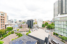 高い建物が近接しておらず、陽当り・通風・眺望良好。晴れた日には気持ちの良い青空が望めます。【住戸からの眺望】