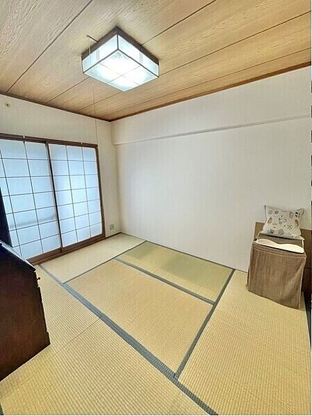 和室には押し入れがあり、季節用品の収納に便利です。