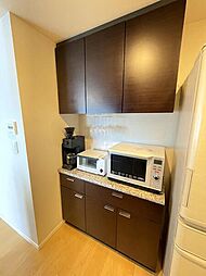 ※販売対象に家具・調度品は含まれません。キッチン背面のカウンターです。食器類のほか、食品のストックなどの収納にも便利です。