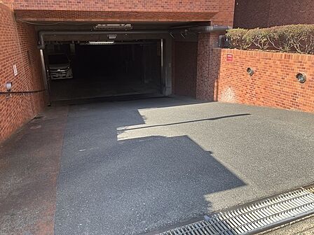 自走式駐車場が用意されており、利用可能です。詳細については、担当者までお気軽にお問い合わせください。【駐車場入り口】