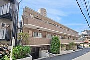東京メトロ千代田線「乃木坂」駅徒歩3分のマンション。総戸数51戸、5階建1階部分の南東角住戸です。【現地外観写真】