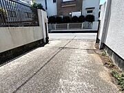 道路から奥まった静かな住環境が魅力です。