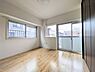 室内：約5.6帖の洋室、角部屋につき明るい室内