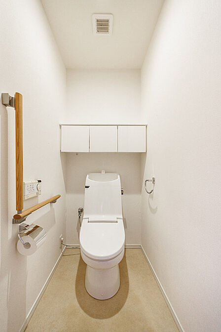 ※販売対象に家具・調度品は含まれません。温水洗浄便座付きのトイレで、毎日快適にご使用いただけます。収納・手すり付き。