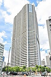JR山手線「田町」駅徒歩8分。都営三田線/都営浅草線「三田」駅も利用可能で通勤や通学に便利な立地。【外観】
