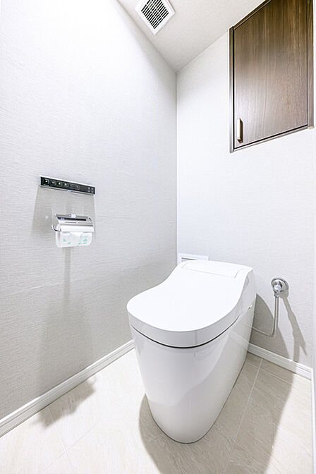 すっきりとしたデザインで清潔感のあるトイレです。操作がしやすい壁リモコンタイプの温水洗浄便座付き。【トイレ】