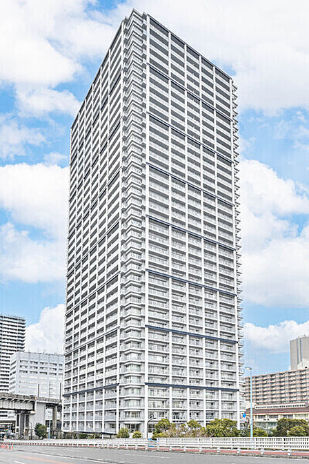 地上40階地下1階建、全594戸の高層タワーマンション。三菱地所のあんしんサポート対象物件です。【現地外観】