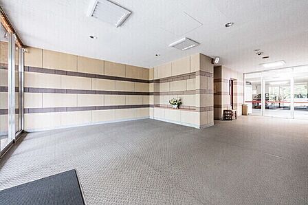 明るく開放的なエントランスホール。三菱地所コミュニティによる日勤管理、共用部も整然と保たれています。【エントランス】