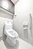 トイレ：快適に使用できる温水洗浄便座付きのトイレです。室内に吊戸棚が備わっており掃除用具などが収納可能です。【トイレ】