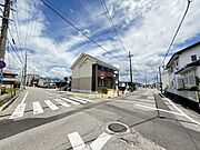 大通りから1本入ったところに存しており、駐車がし易いです。南西側と北西側の道路に接道しております。