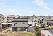 近くに高い建物が無く、開放的な眺望が広がります。晴れた日にはバルコニーから青空を楽しめます。【住戸からの眺望】