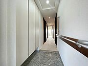 玄関には収納力のあるシューズボックスが備わっています。廊下にも物入が有り、掃除用具などを収納可能。【玄関】