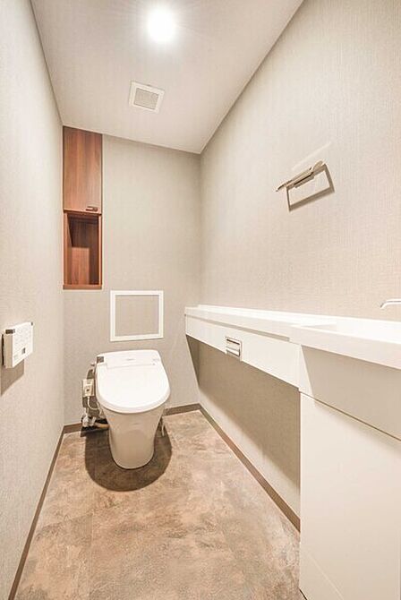 トイレは操作がしやすい壁リモコンタイプの温水洗浄便座付き。手洗いカウンターや吊戸棚が備わっています。【トイレ】