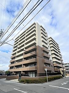 外観:JR東海道本線・愛知環状鉄道「岡崎」駅まで徒歩11分の立地。スーパー、コンビニが徒歩圏内です。【現地外観写真】 外観:JR東海道本線・愛知環状鉄道「岡崎」駅まで徒歩11分の立地。スーパー、コンビニが徒歩圏内です。【現地外観写真】