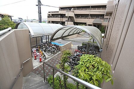 共用部も整然と保たれており、管理状態の良さが伺えます。ペットと暮らせるマンションです(規約有り)。【駐輪場】