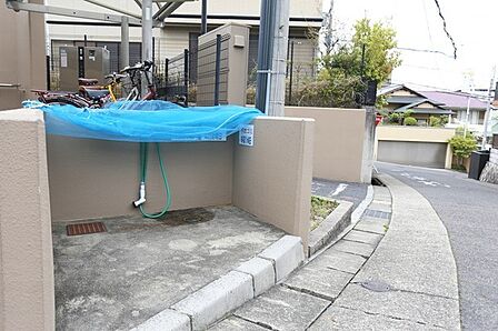 マンション敷地内、ゴミ置き場の様子です。カラスのイタズラ防止用のネットが設置されています。【ゴミ置き場】