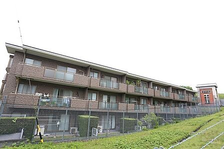 三菱地所分譲の低層マンション。2024年10月にキッチン設備新規交換のリフォームが実施されています。【現地外観写真】
