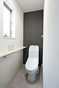 窓が備わったトイレは、1年中快適に使用できる温水洗浄便座付きです。トイレは各階に設けられています。【トイレ】