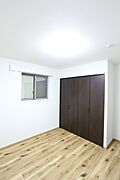 約6.7帖の洋室です。飽きのこないシンプルな内装のため、お好みのインテリアを楽しめそうです。【洋室/約6.7帖】