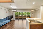 ※販売対象に家具・調度品は含まれません。採光面積が広いワイドリビング。室内からも木々の緑が望め、リラックスできそうです。