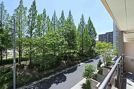 バルコニー前面には戸笠公園野球場が広がっています。開放感があり、陽当り・通風・眺望良好です。