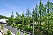 バルコニー前面には戸笠公園野球場が広がっています。開放感があり、陽当り・通風・眺望良好です。【住戸からの眺望】