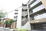 専有面積111平米超の住戸で、子育て世帯にもおすすめ。LDKは2面採光が叶い開放感ある空間です。【現地外観写真】