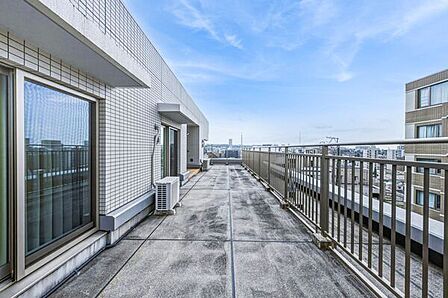 ※販売対象に家具・調度品は含まれません。西側のルーフバルコニー。LDと洋室2部屋に面しており、心地よい風を取り込みます。