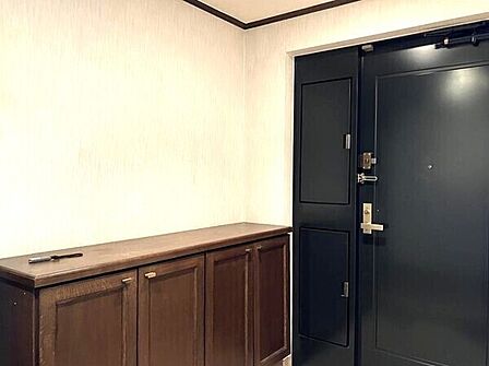 圧迫感がなく広々と感じられる腰高の下足入が設置されています。玄関前には専用ポーチが設けられています。【玄関】