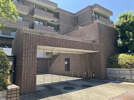 高台に佇む全19邸のプライベートレジデンス。第一種低層住居専用地域の閑静な住宅街に位置しています。【現地外観】