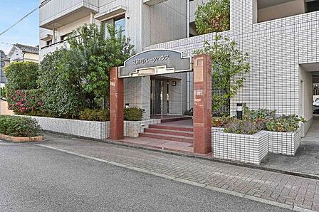 三菱地所分譲「パークハウス」シリーズ。ヤマナカ 安田店まで約700m等、買い物に便利な周辺環境です。【エントランス】
