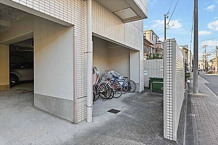 敷地内に駐輪場が設けられています。自転車の所有でフットワークが軽くなり、行動範囲が広がりそうです。【駐輪場】