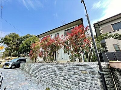 外観:敷地面積約112.9坪×2階建。お車3台分の駐車スペース(車種による)と屋根裏収納のある住まいです。【現地外観写真】 外観:敷地面積約112.9坪×2階建。お車3台分の駐車スペース(車種による)と屋根裏収納のある住まいです。【現地外観写真】