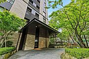 緑豊かな植栽で彩られたエントランス。車寄せが設けられており、雨の日でも落ち着いて乗り降りができます。【エントランス】