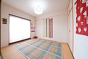 リビングに繋がった和室です。こちらも明るく優しい光が差し込みます。