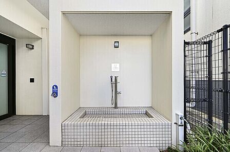 大切なペットと一緒に暮らせるマンションです(細則有り)。共用部にはペット足洗場が設けられています。【ペット足洗場】