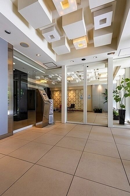 オートロック・防犯カメラ・24時間セキュリティシステムなど、防犯に配慮されたマンションです。【エントランス】