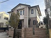 2001年3月築、鉄骨造2階建。小・中学校がいずれも約370mの距離にあり子育て世帯におすすめです。【外観】