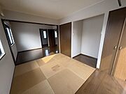 2階・約6帖の和室。約6帖の洋室と続き間になっており、様々な使い方が可能。南側バルコニーに面します。【和室・洋室(2階)】