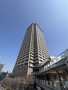 地上37階建免震タワーレジデンス。京阪「香里園」駅へペデストリアンデッキで直結徒歩2分の好立地です。【現地外観】