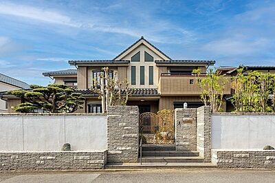 外観：東日本ハウス施工の2階建注文住宅。陽光が降り注ぐ、南向きのテラス・広縁・バルコニーがございます。【現地外観】