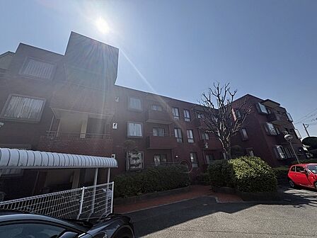 該当住戸は1階部分のため、階下への足音を気にせず過ごせ、小さなお子さまがいるご家庭にもおすすめです。【外観】