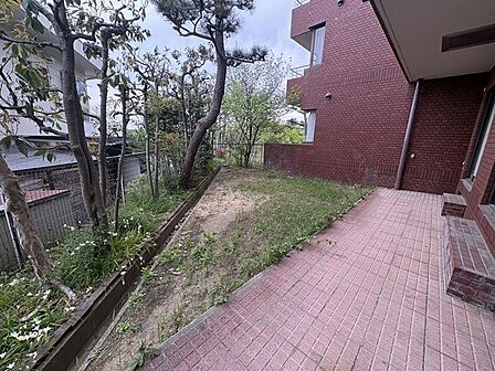 南向きのテラスには、LDと和室からアクセスすることができます。陽当り・通風良好で快適な空間です。【テラス・専用庭】