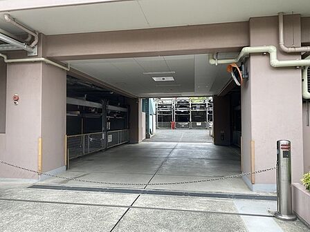 敷地内に機械式駐車場がございます(車種による、サイズ制限有り)。詳細はお気軽にお問い合わせください。【駐車場】